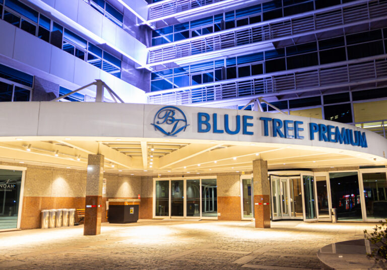 fachada_hotel_blue_tree_WALL WASHER PLUS 90W RGBWY 11x40° COM PROTOCOLO DMX